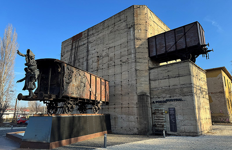 Malenki Robot Memorial in Budapest