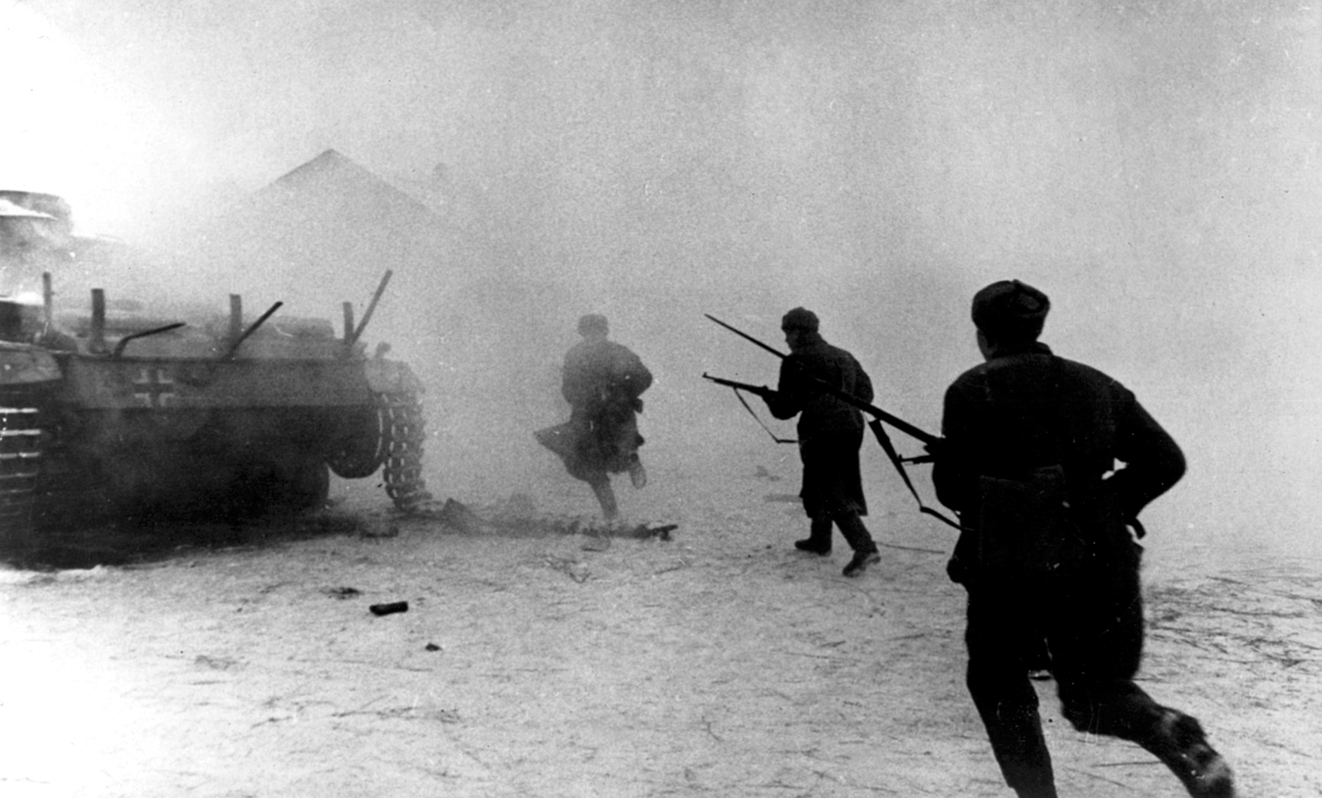 What Soviet operation succeeded in fully encircling the German 6th Army at Stalingrad in November 1942?