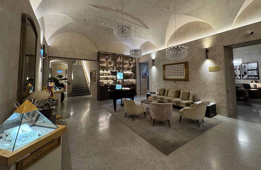 Hotel lobby in Lucca