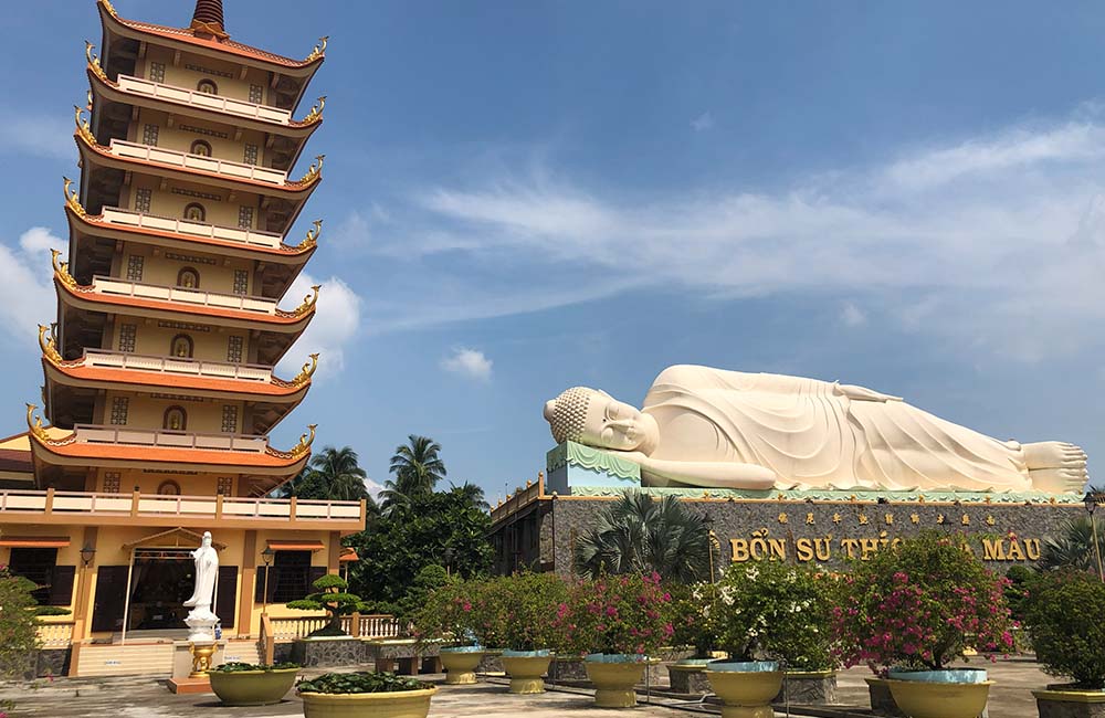 Reclining Buddha statue
